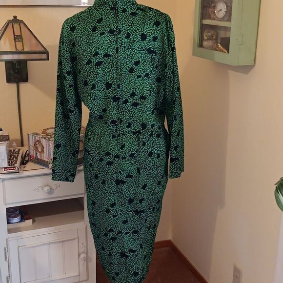 Em Elle Vintage Green and Black Silk Dress. - Picture 6 of 11
